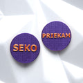 SEKO PRIEKAM teksta auskaru pāris, violets ar oranžu uzrakstu