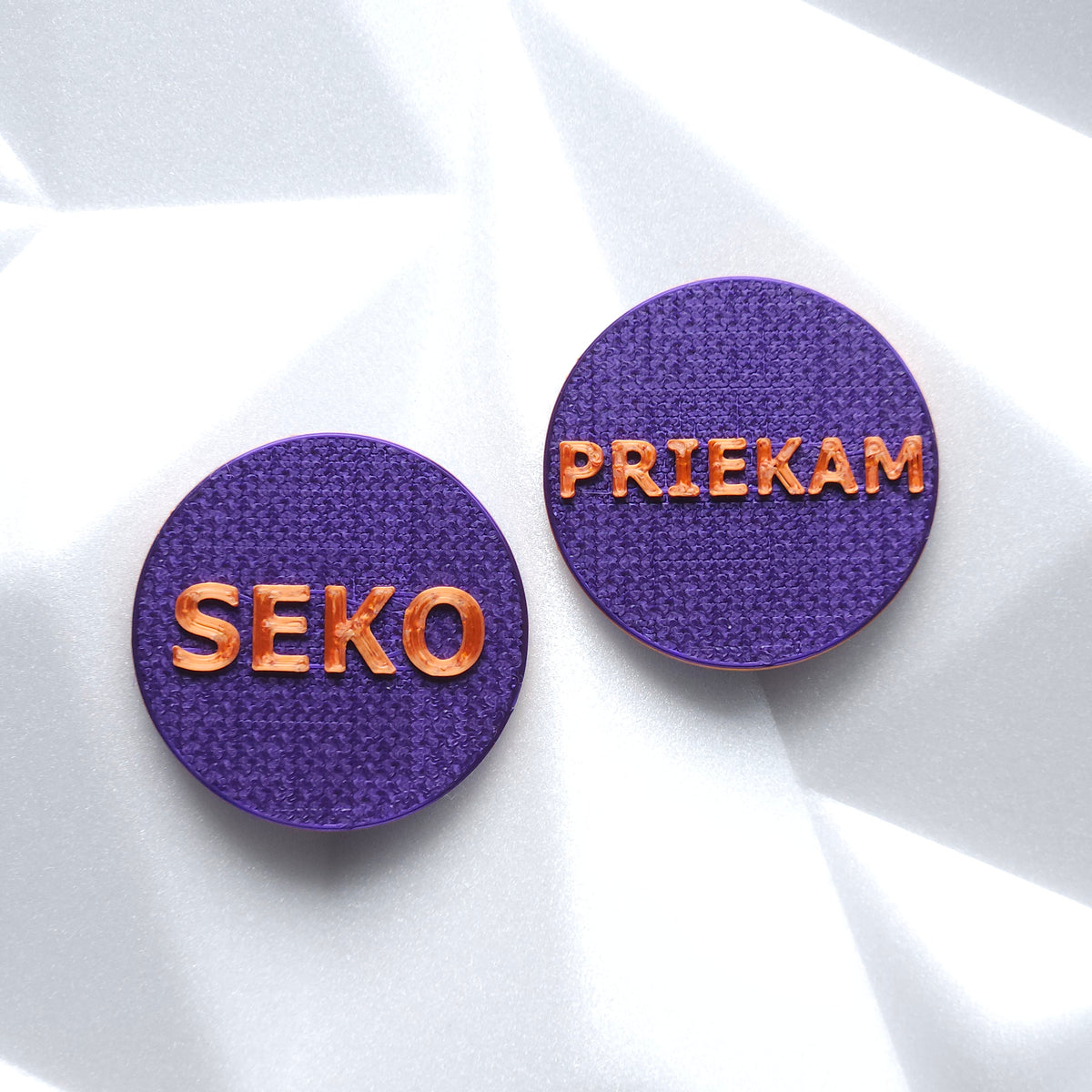 SEKO PRIEKAM teksta auskaru pāris, violets ar oranžu uzrakstu