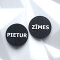 PIETUR ZĪMES teksta auskaru pāris, melni ar baltu uzrakstu