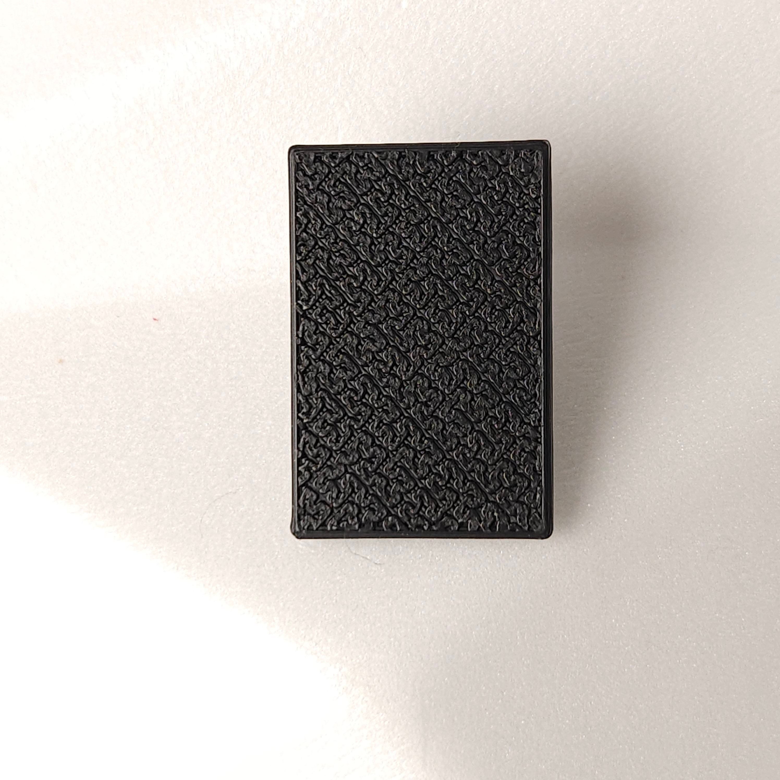 Teksti, simboli, akronīmi. Mazie auskari.