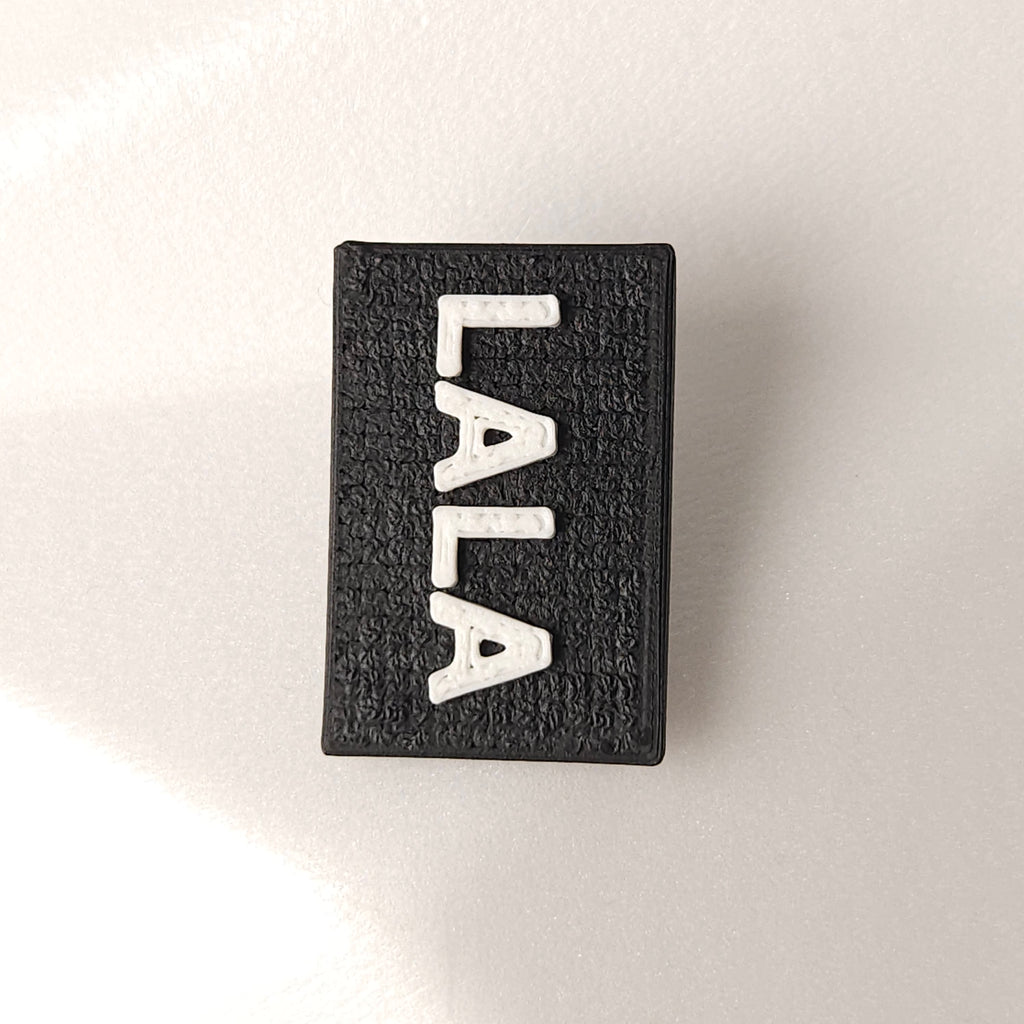 Teksti, simboli, akronīmi. Mazie auskari.