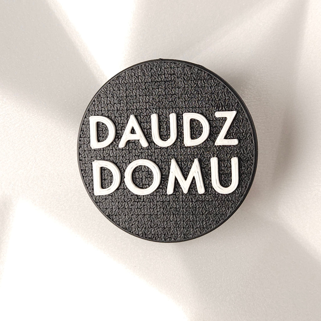 Teksti latviešu valodā. Pieklājīgi.