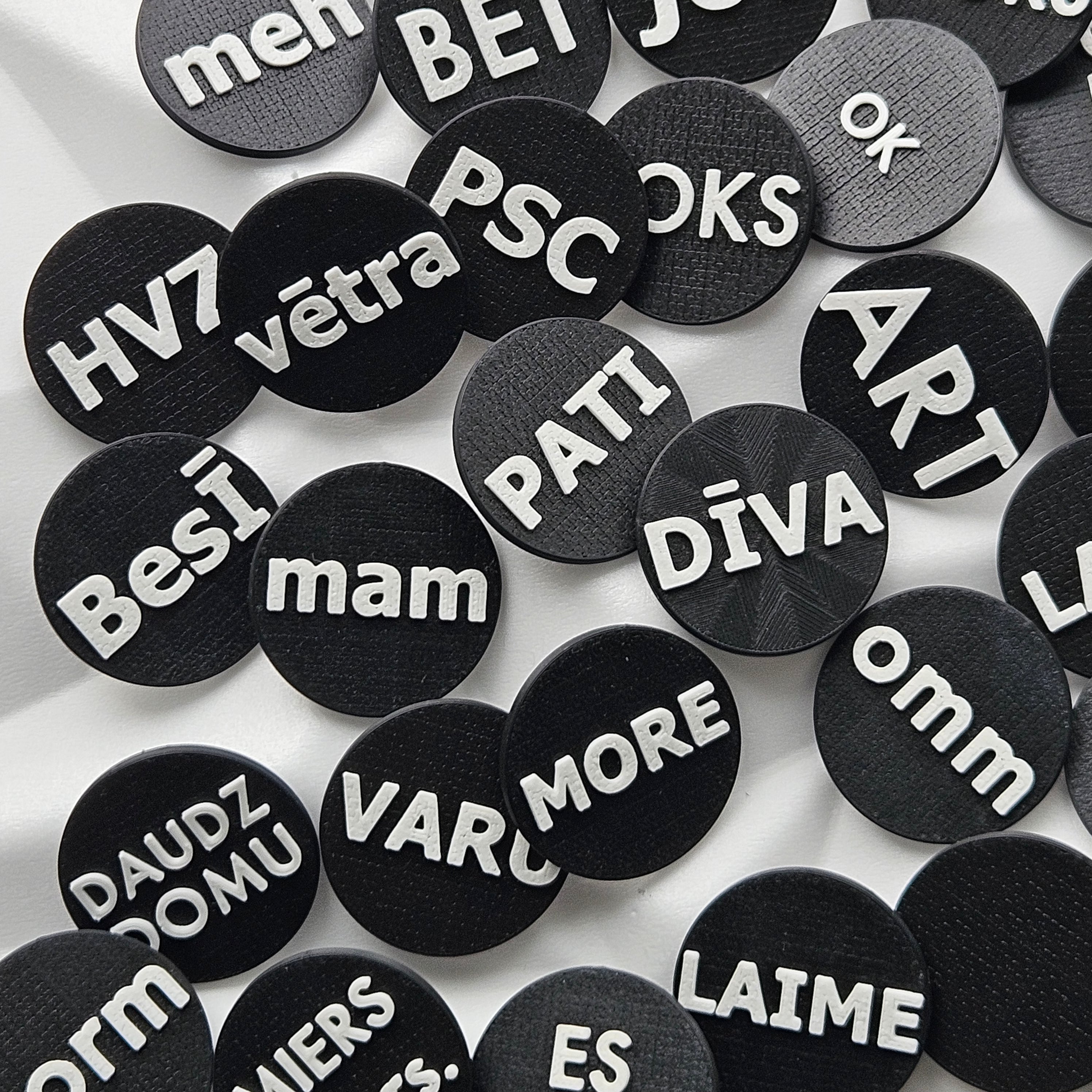 Teksti latviešu valodā. Pieklājīgi.