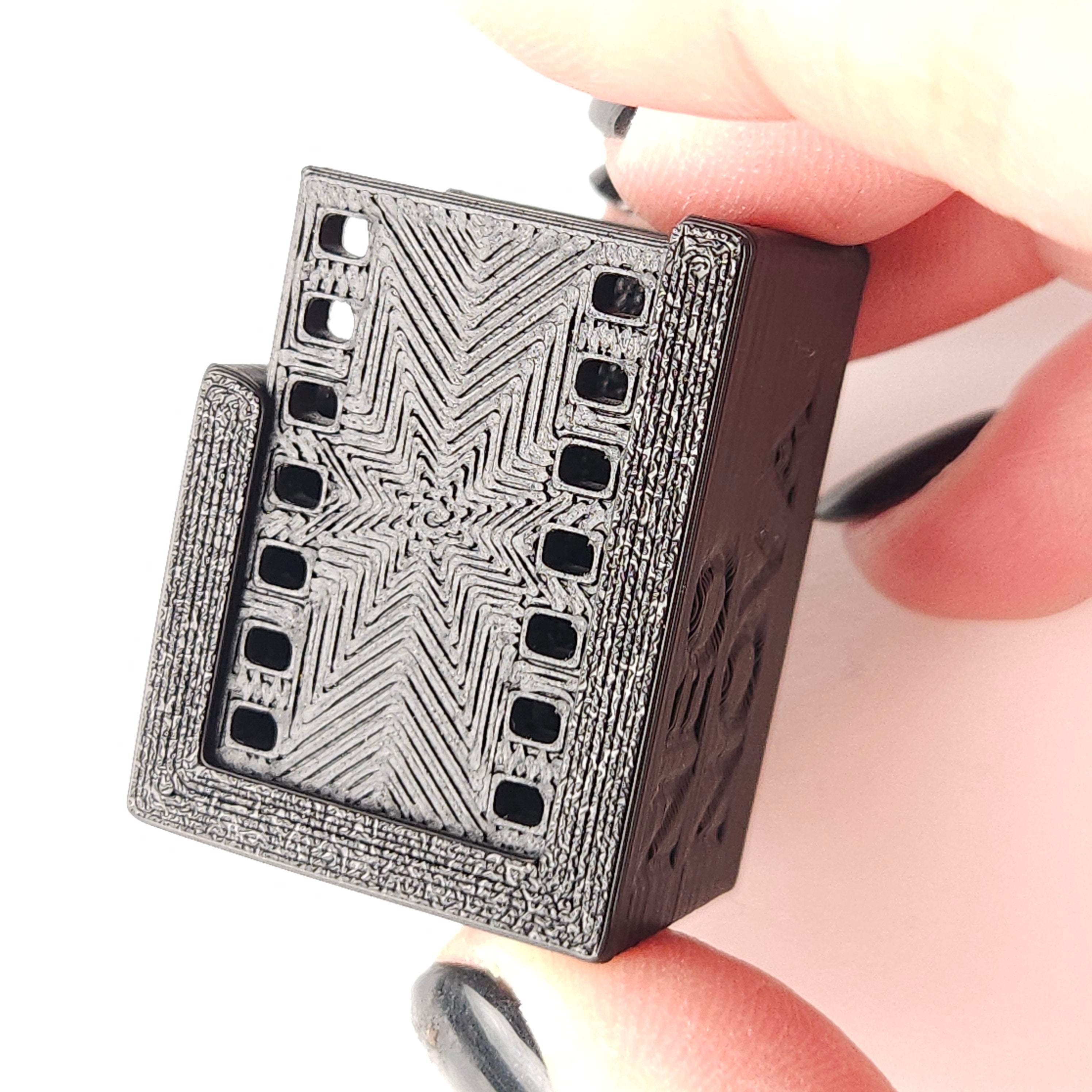 Teksti, simboli, akronīmi. Mazie auskari.