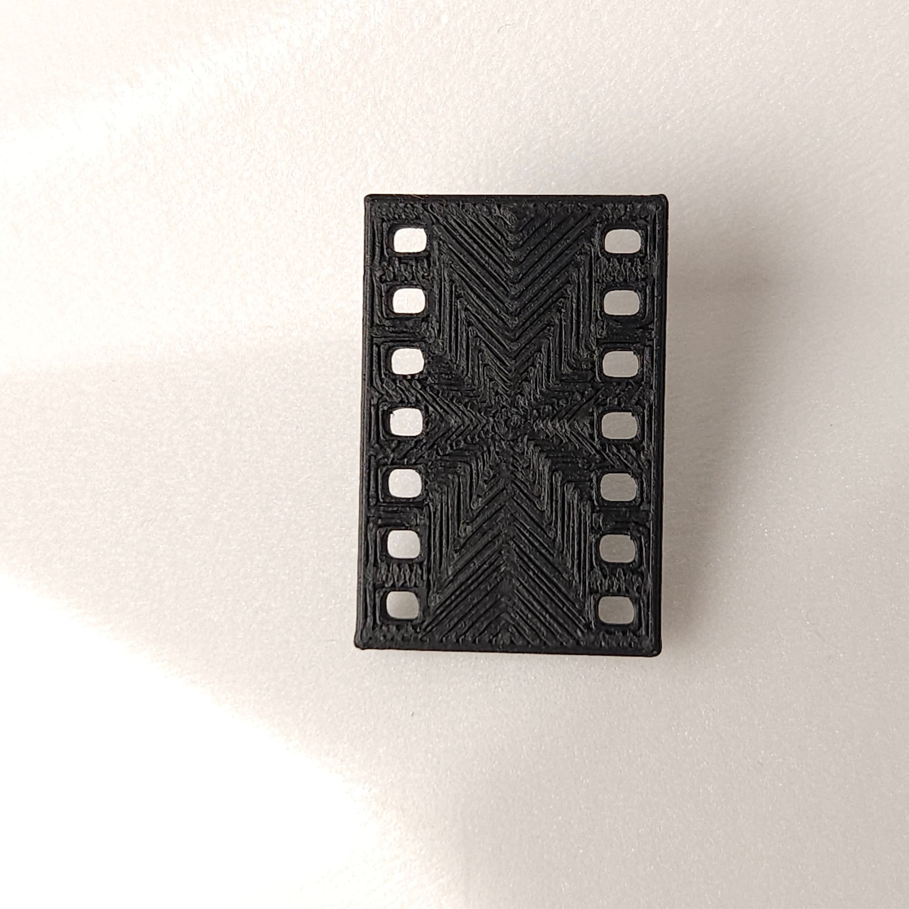 Teksti, simboli, akronīmi. Mazie auskari.