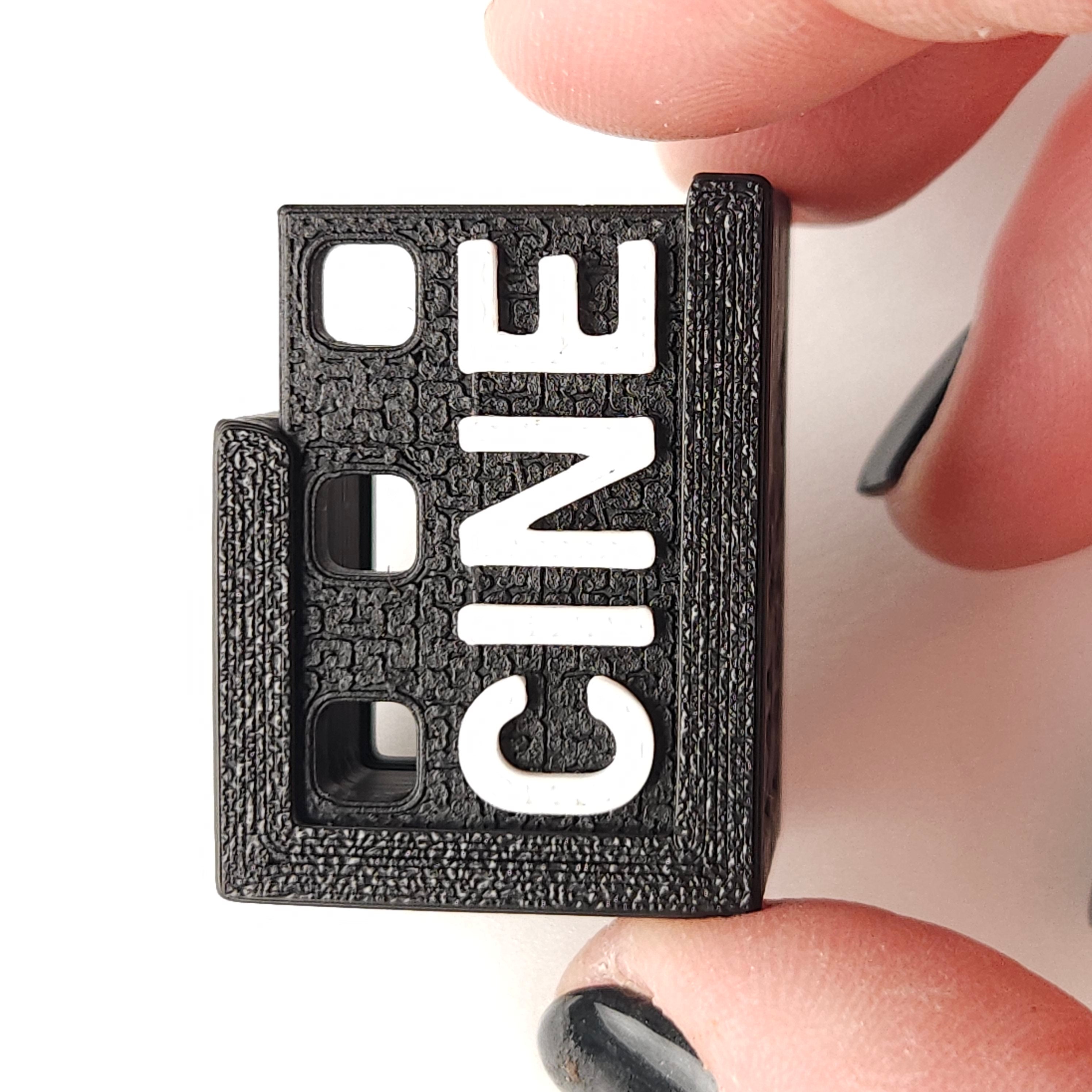 Teksti, simboli, akronīmi. Mazie auskari.